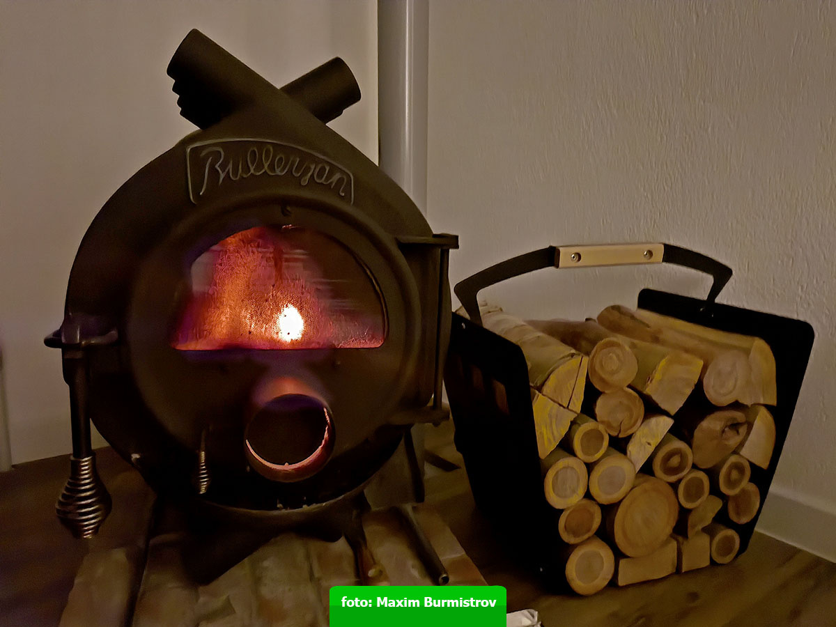 Печка помогает поднять температуру повыше.