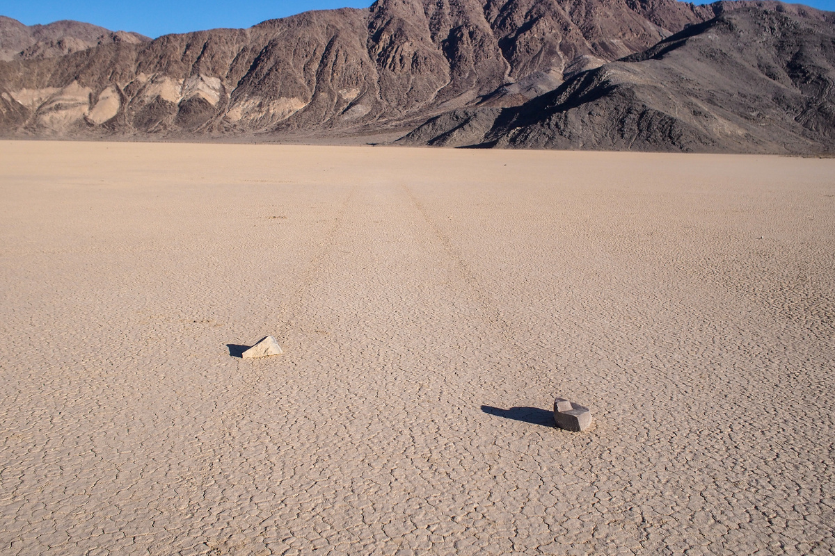 Задача, как именно двигаются камни, долгое время оставалась нерешенной.  