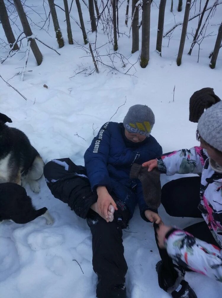 За сутки, проведенные в лесу, дети получили обморожение нижних конечностей. Теперь им помогают врачи. Фото: ГУ МЧС по Свердловской области