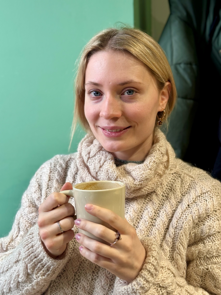 Та самая фотография без мейка и "без фильтров". Именно в то утро, я поняла, что чувсвую себя некомфортно без базового макияжа и решила пересилить себя и выйти в свет не при параде, а так, как есть. Не в лучшей своей версии, а в самой обычной. И именно тогда я провела социальный эксперимент, опросив мужчин вокруг про мою внешность. 