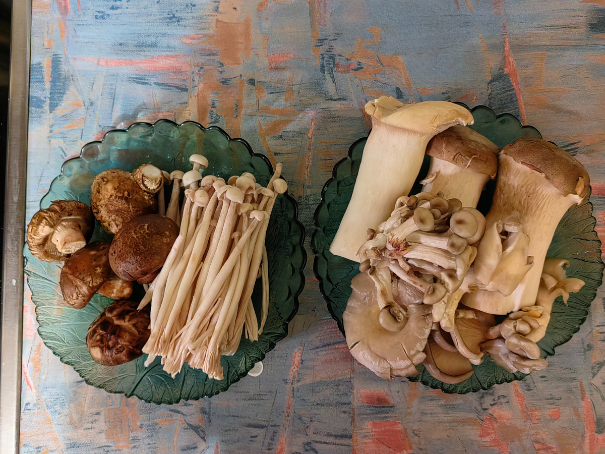 Вот такую красоту готовили. Все грибы очень вкусные.