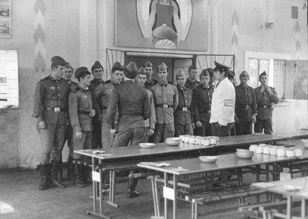 Сержант кричал - Я выхожу из столовой - строй стоит