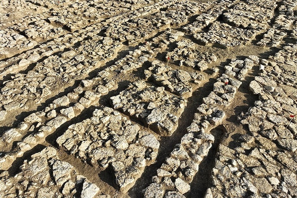    Археологи предполагают, что в земле между каменными кладками древние греки выращивали виноградную лозу. Фото: Виктор Вахонеев