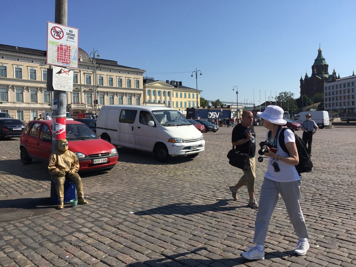    Двойник Трампа и туристы около президентского дворца в Хельсинки. 15 июля 2018 года | © РИА Новости / Дмитрий Виноградов