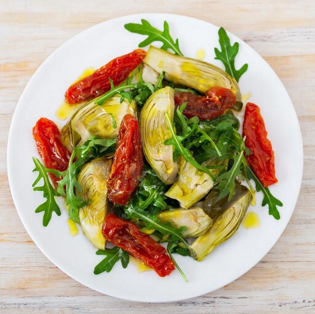 Салат с артишоком и вялеными томатами