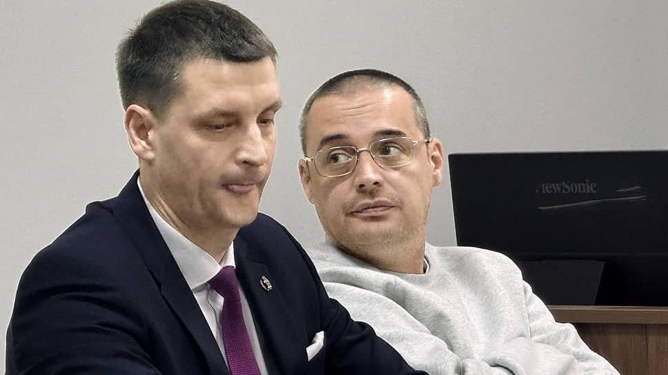 Рэпер Алексей Долматов (Гуф) (справа) в зале суда.📷Фото: Ефим Брянцев / Коммерсантъ