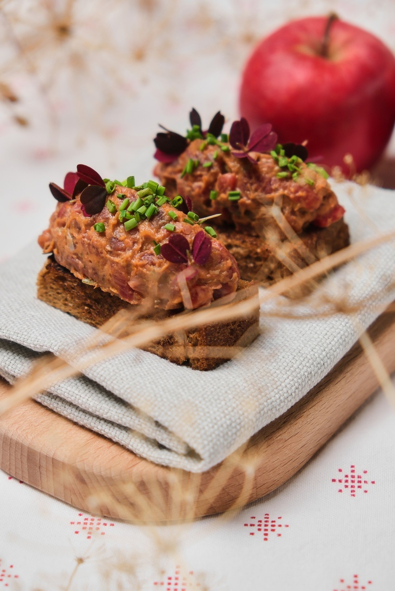 Тартар из говядины с паштетом из красной фасоли, Zanzibar