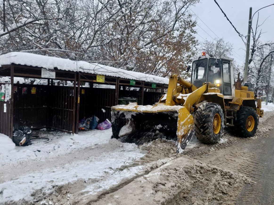    На маршрутах ежедневно работают более 150 единиц спецтехники