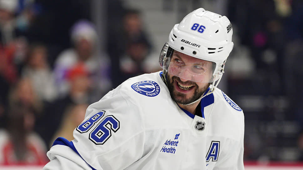 Во встрече с «Питсбургом» форвард «Тампы» Никита Кучеров реализовал решающий буллит послематчевой серии и принес своей команде 11-ю подряд победу в чемпионате.📷Фото: Derik Hamilton / AP