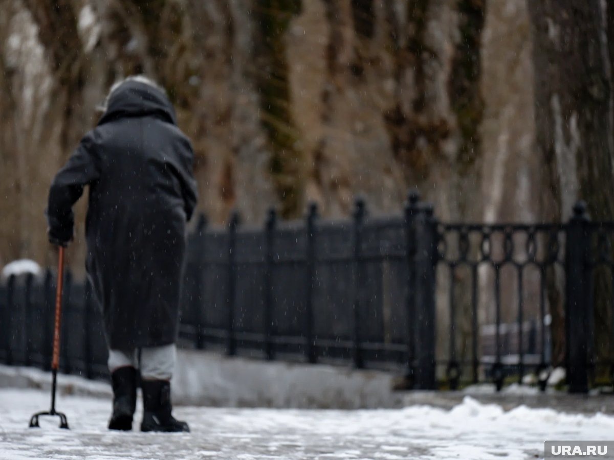    С годами пенсионеров становится все больше, а рабочей молодежи все меньше