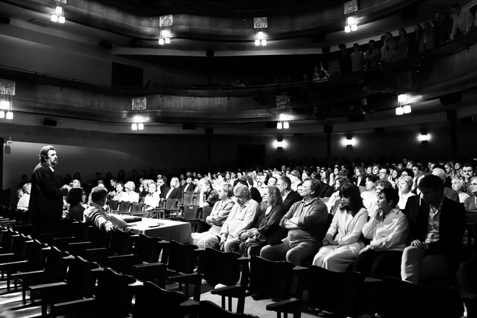 Игорь Золотовицкий в зале МХТ им. А. П. Чехова
Фото: Екатерина Цветкова