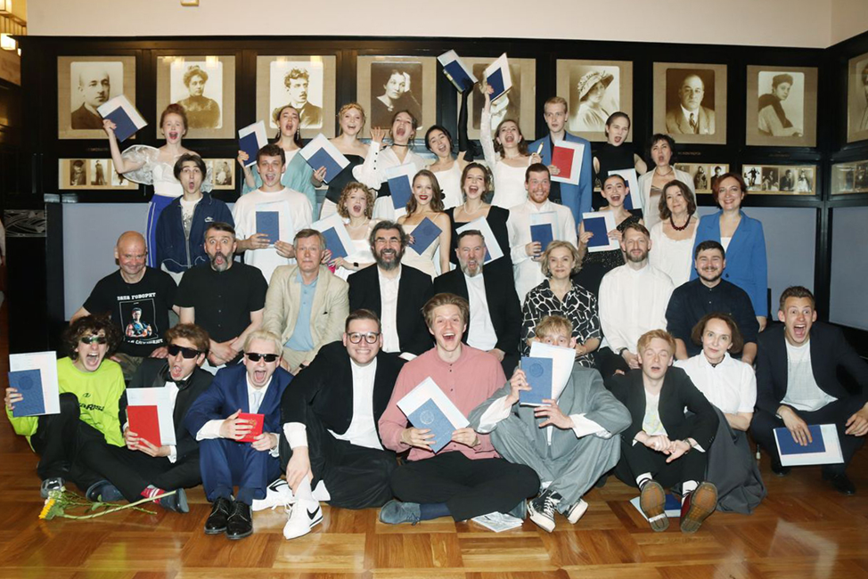 Игорь Золотовицкий с выпускниками и преподавателями Школы-студии МХАТ
Фото: архив Школы-студии МХАТ