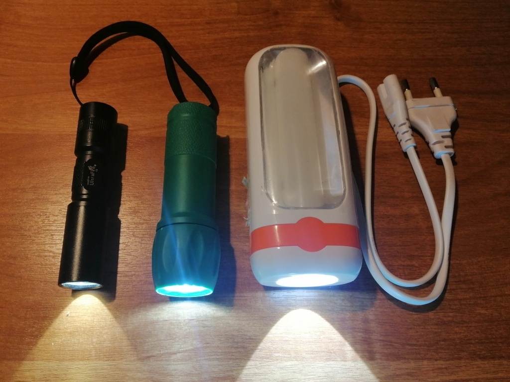 Фонарики: черный и зеленый - карманные; белый - кемпинговый (с подзарядкой от сети)