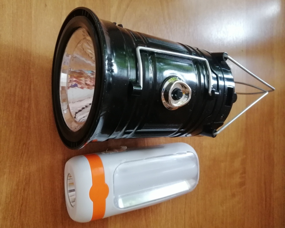 Кемпинговые фонари: черный более функциональный, но слишком громоздкий... 😔