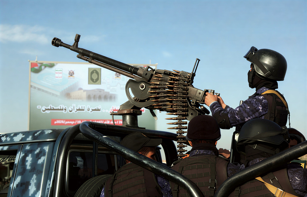 Силы безопасности «Ансар Аллах» охраняют демонстрацию против США и Израиля 19 декабря 2025 года в Сане, Йемен. | Мохаммед Хамуд/Getty Images