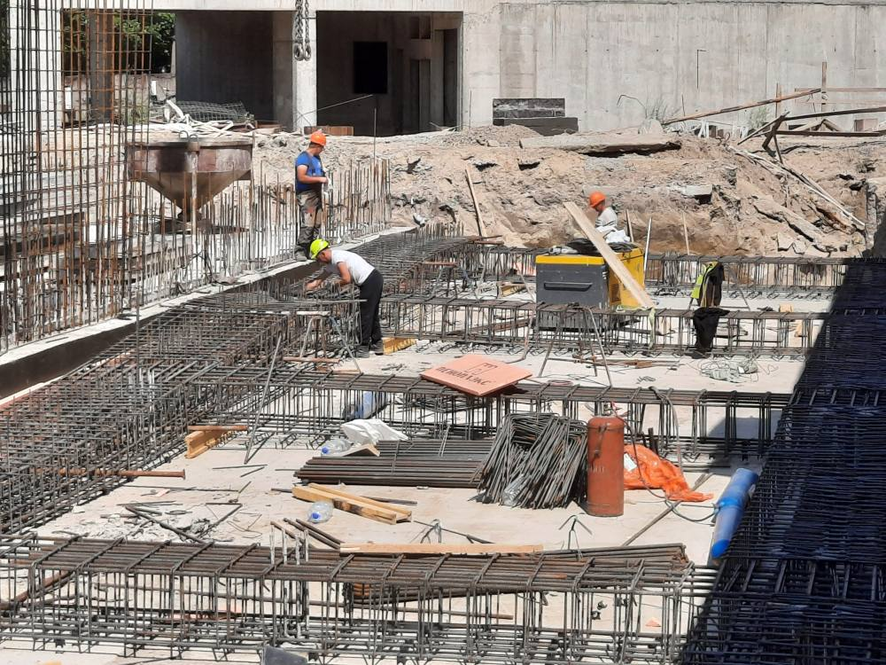 Строители едва залили фундамент на стройке.