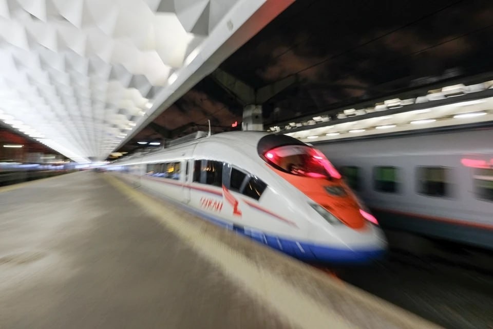    Воздушный поток от проходящего поезда может привести к потере равновесия у человека на краю платформы. Артем КИЛЬКИН