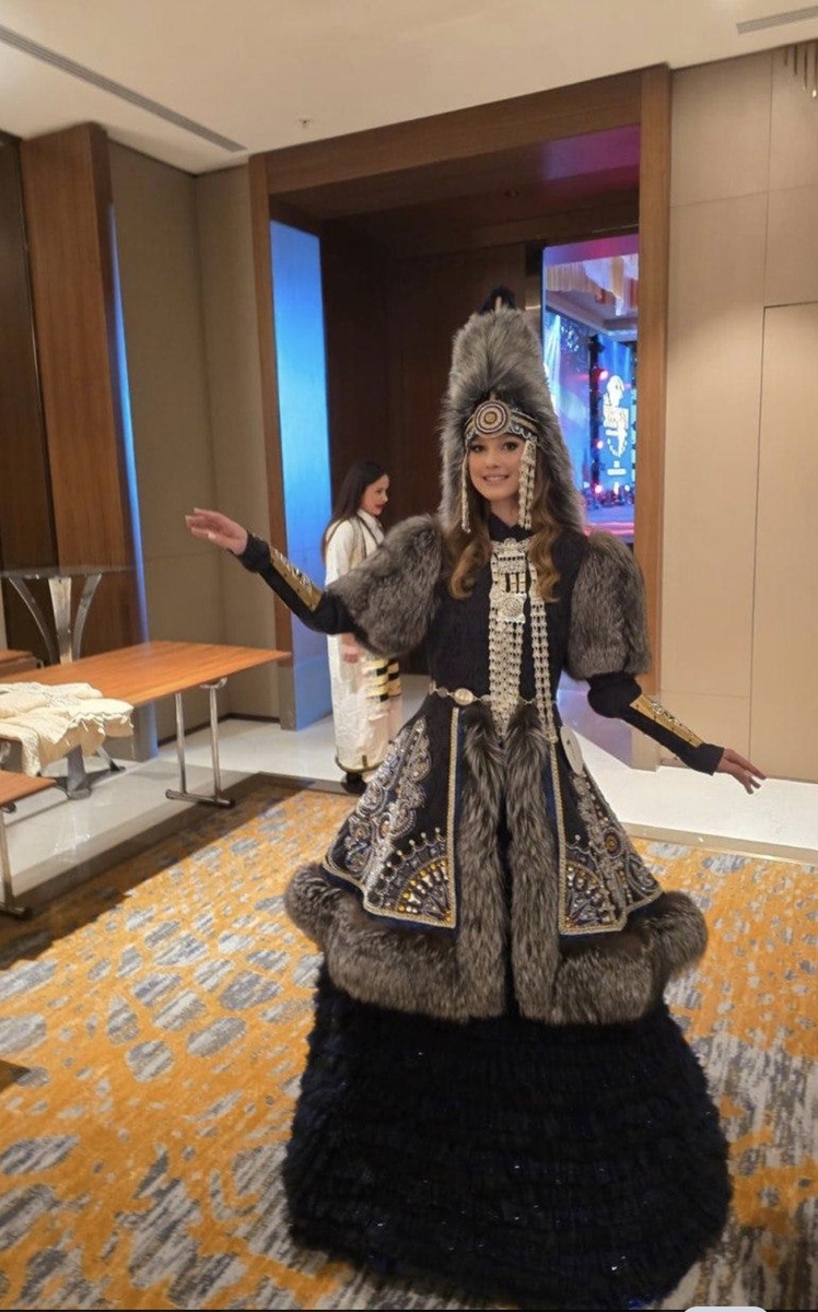 Фото с просторов интернета. Посмотрите какой роскошный национальный наряд у Арины