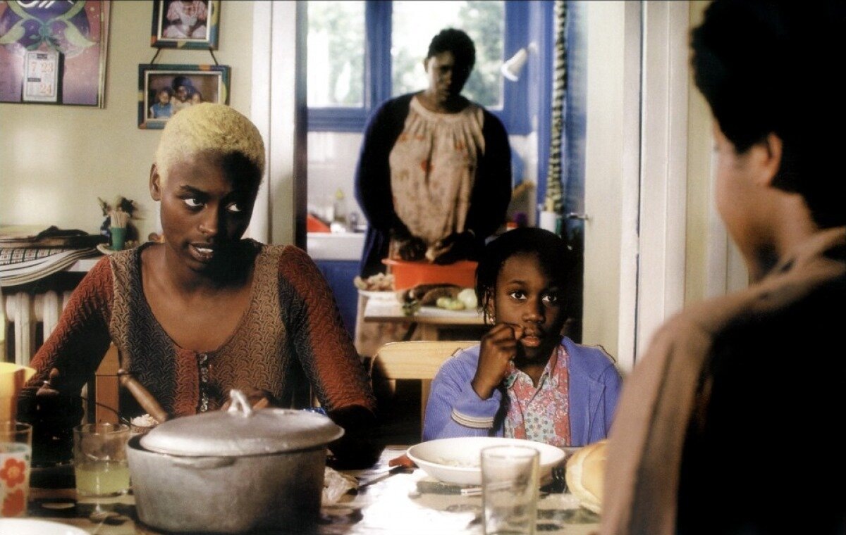 Глухая девочка - справа в голубой кофте