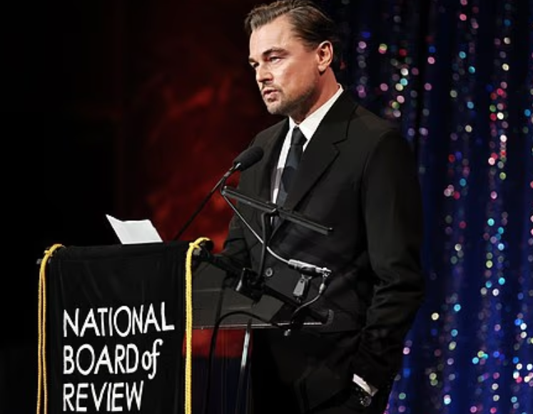    "ДиКаприо благодарит со сцены свою маму. ФОТО: соцсети"
