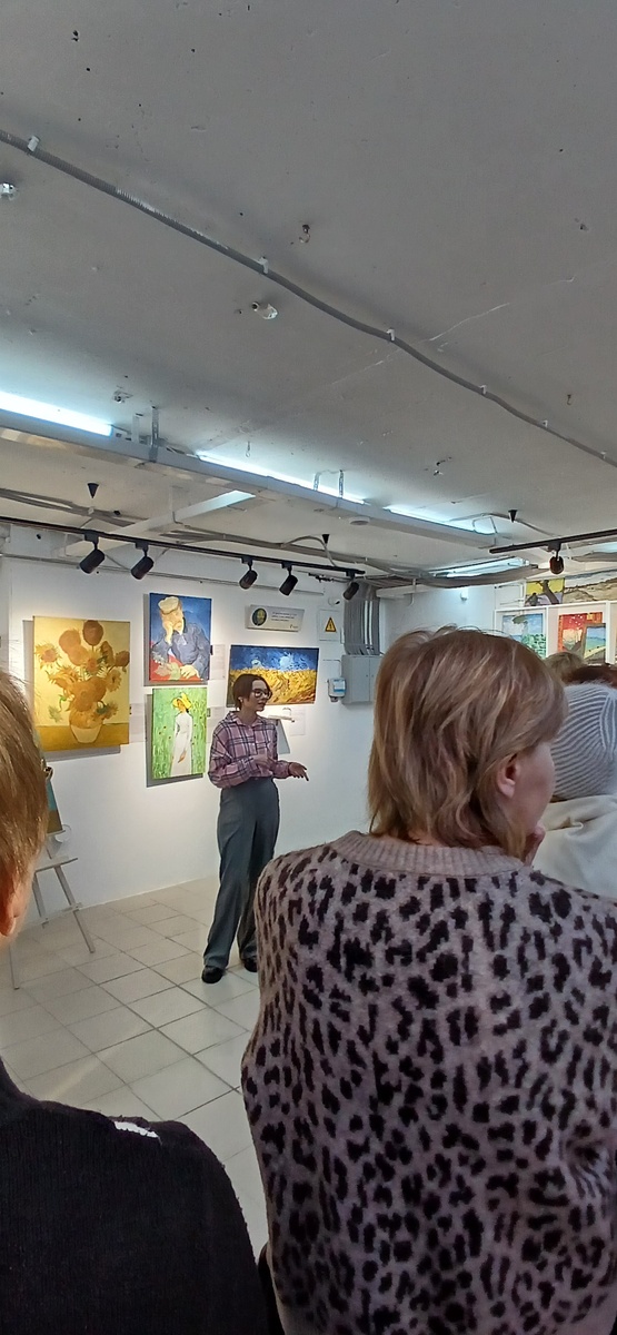 Начало экскурсии на фоне, конечно, подсолнухов. Фото автора