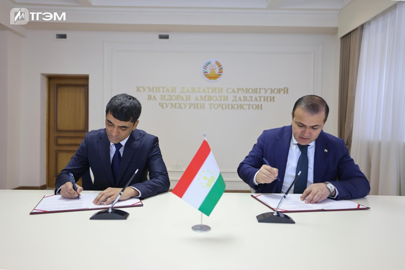 Подписание договора. Фото Госкомитета по инвестициям и управлению госимуществом Таджикистана