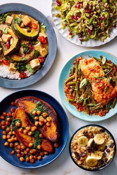 Ниже приведены ссылки на ряд рецептов, таких как кокосовое карри на противне, салат из брюссельской капусты, лосось и зелёная фасоль в соусе из красного перца и обжаренный сладкий картофель с чермулой, которые могут помочь с вашей перезагрузкой. Фото... Рэйчел Ванни для The New York Times. Стилист по еде: Спенсер Ричардс.