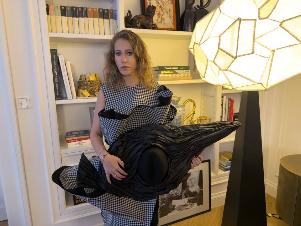    В гостиной Собчак стеллажи с книгами на иностранных языках. Фото: t.me/ksbchk