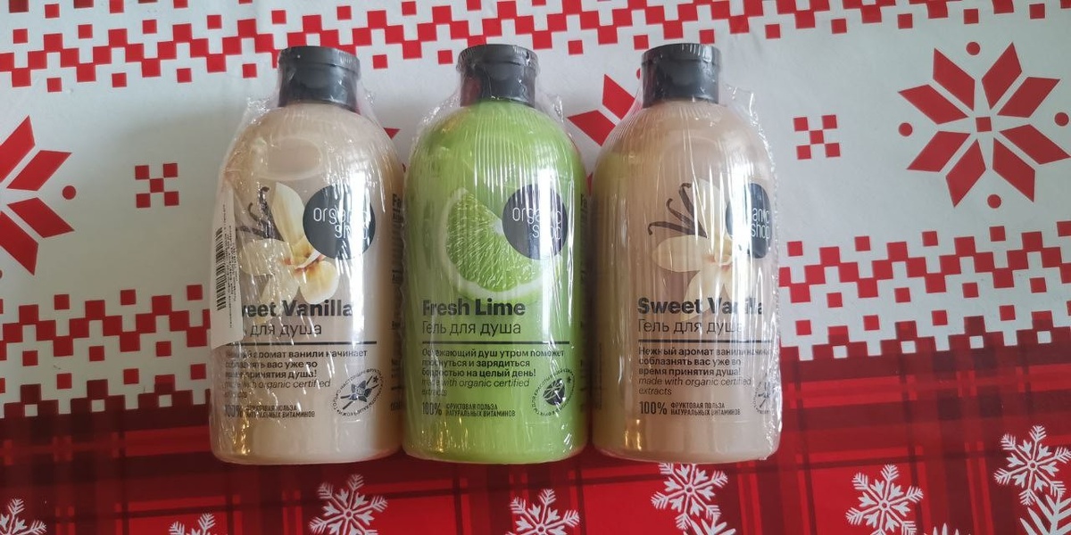 Успела перед Новым годом купить новогоднюю скатерть. Это единственное украшение в нашем доме сейчас. Мы просто не успели нарядить елку))