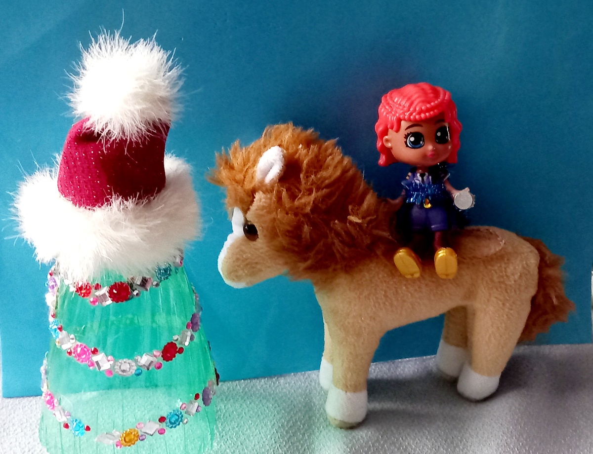 Мария Моторова  - конный полицейский. Но менять ей фамилию я не собираюсь. Пусть фамилия будет частью её истории.