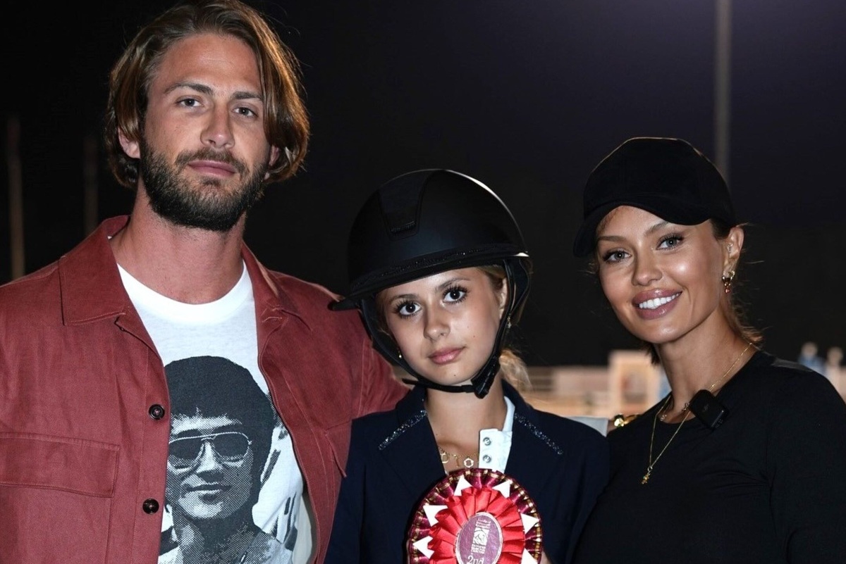     «Папа с такой любовью смотрит на дочку!»: Виктория Боня воссоединилась с отцом Анджелины по важному поводу