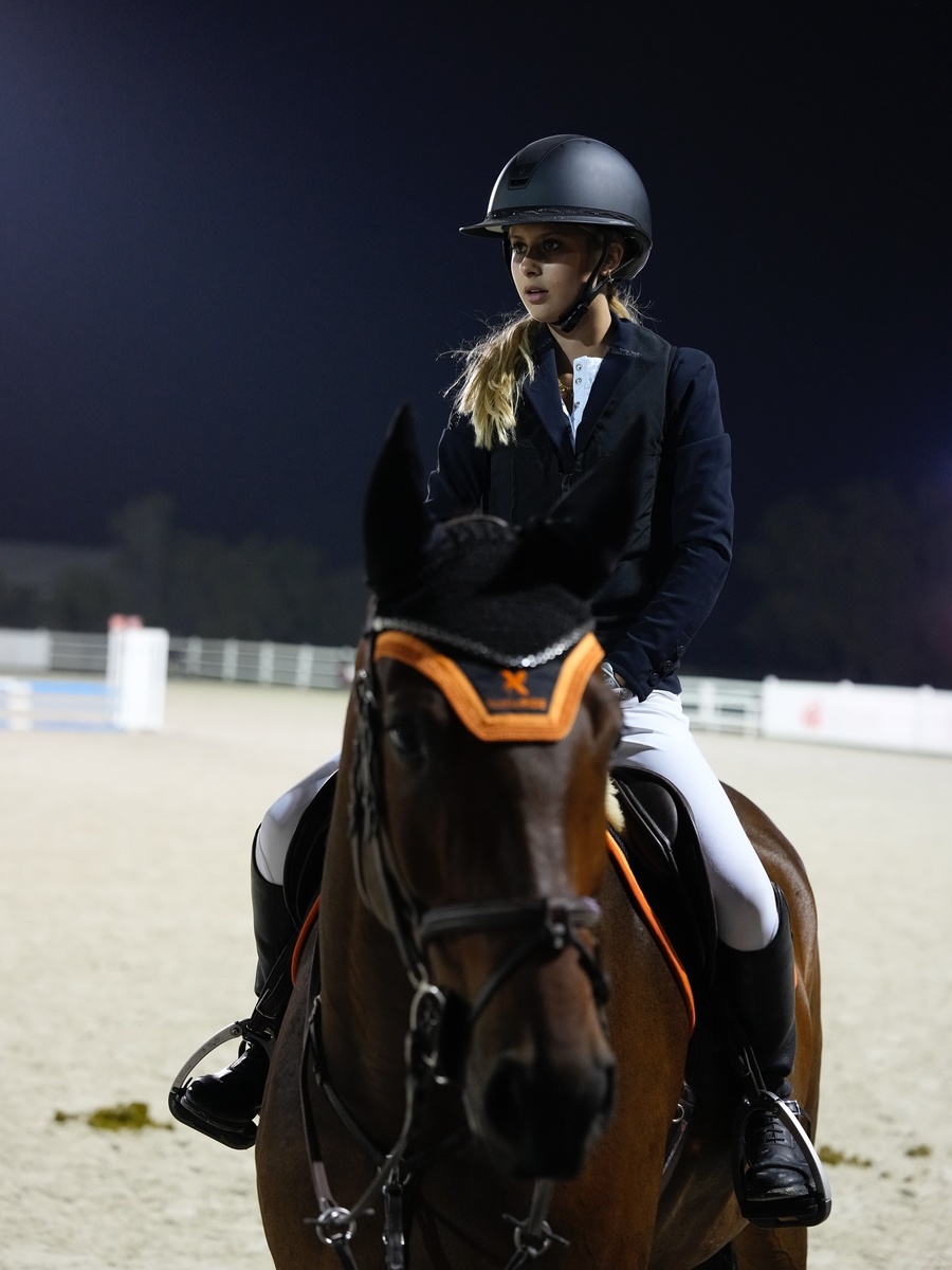    Анджелина на соревнованиях по конному спортуСоцсети Виктории Бони