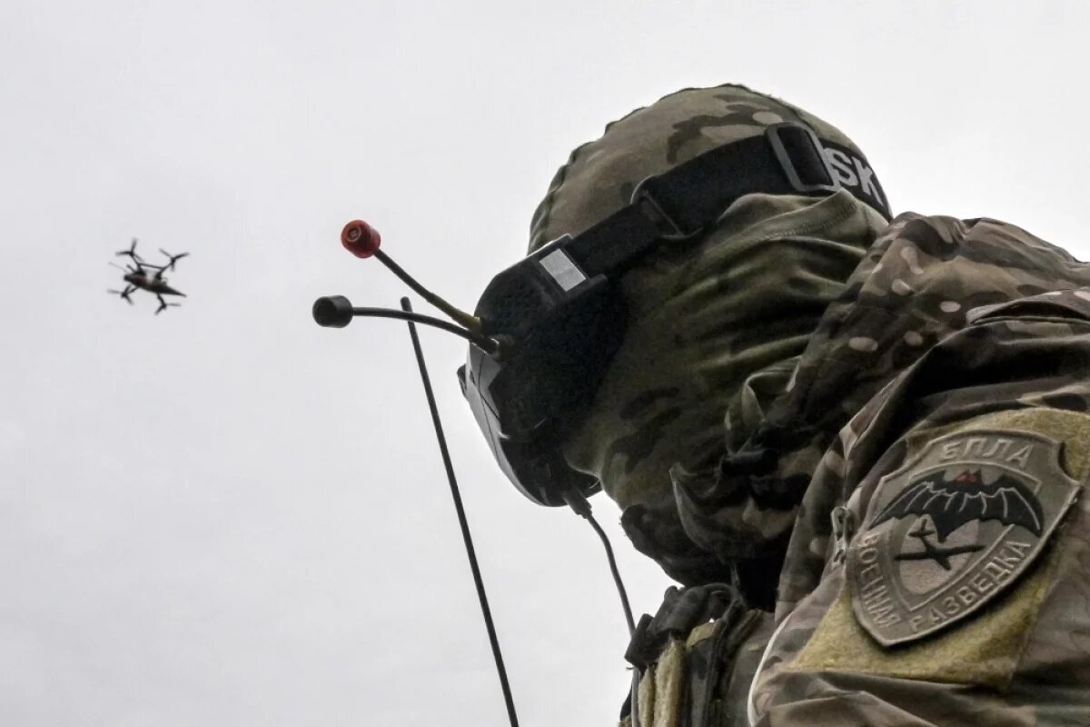    FPV-дрон в полете в зоне специальной военной операции.