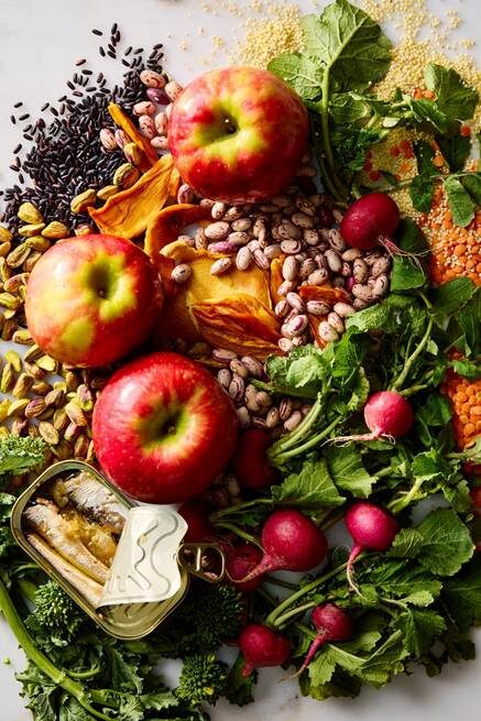 Покупка необработанных продуктов, таких как свежие овощи и фрукты, бобовые, зерновые и консервированная рыба, может помочь удерживать пищевые привычки в нужном русле. Фото... Рэйчел Ванни для The New York Times. Стилист по еде: Спенсер Ричардс.