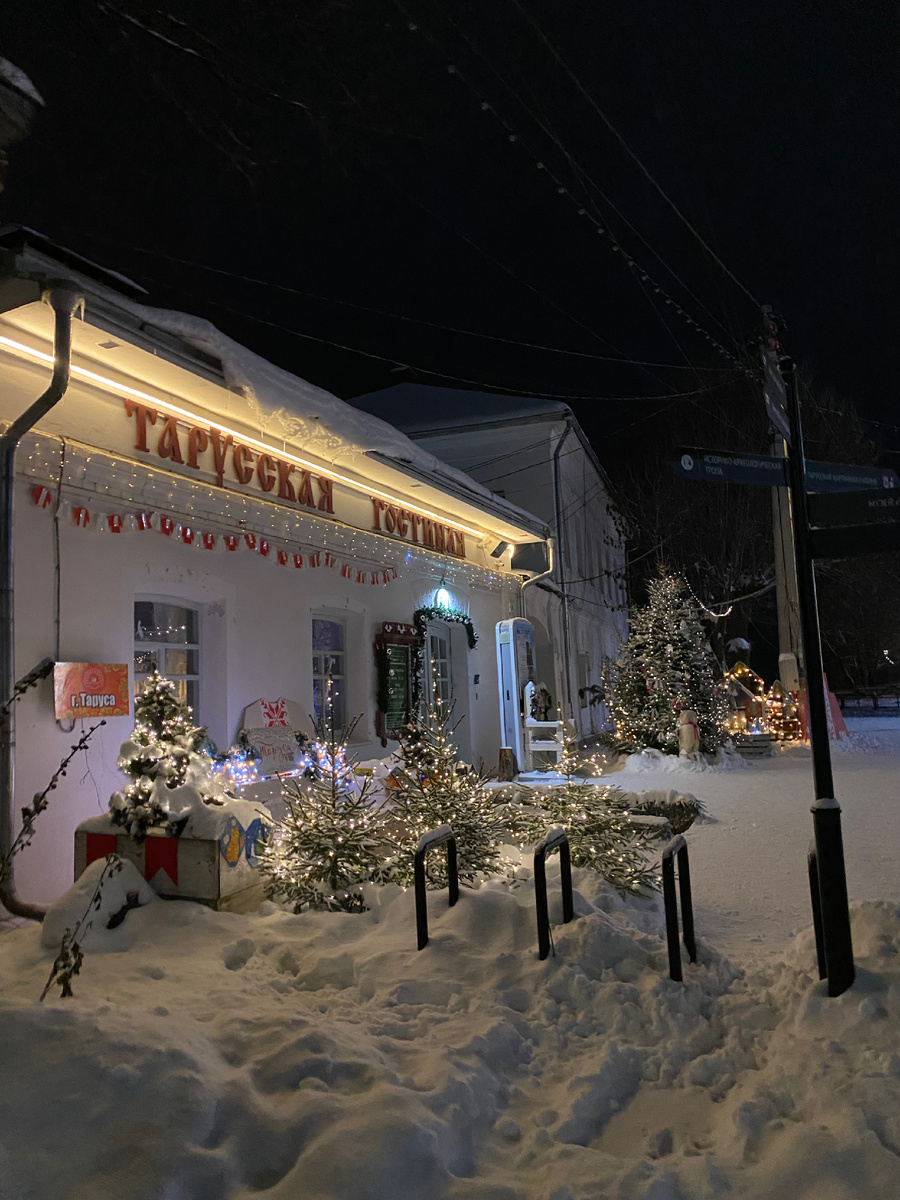 Вечером включается красивая подсветка и яркие огоньки 