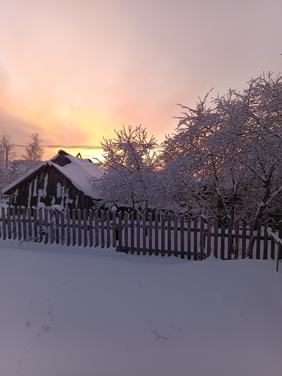 Рассвет в воскресенье, фото из окна кухни.