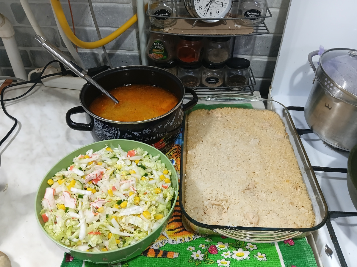 Рис с курицей, салат из пекинской капусты, кукурузы, огурца и крабовых палочек, суп.