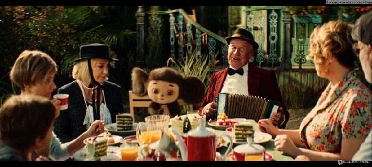 Кадр из фильма "Чебурашка 2". Гена поет знаменитую песню " Пусть бегут неуклюже ......