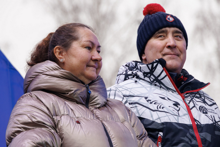    Елена Вяльбе (на фото с Ильшатом Фардиевым) рассказала, что чемпионат России по лыжным гонкам может вернуться в Казань через три-четыре года: «Может, кто-то из регионов откажется, поэтому заявляйтесь. Возможно, это будет и раньше».   
Фото: «БИЗНЕС Online»