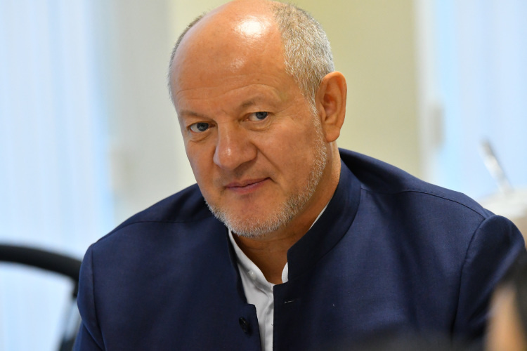    Халил Шайхутдинов: «Мы активно развиваем лыжный вид спорта, в результате чего у нас около 5 тысяч спортсменов, с которым работают 154 тренера. В республике появились 44 модульные базы, которые оснащены всем необходимым. Все они загружены и востребованы».   
Фото: «БИЗНЕС Online»