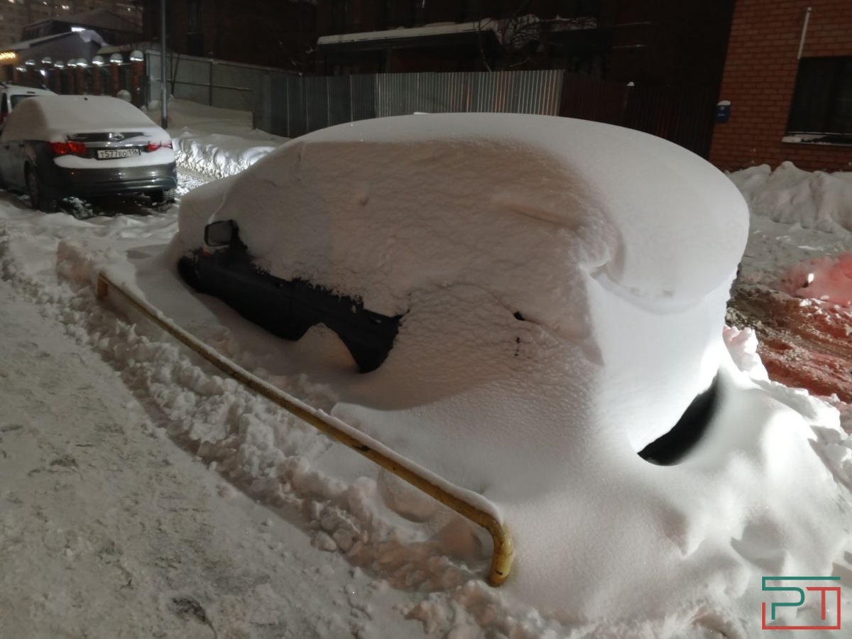 Многие машины оказались в снежной западне.
Фото: © Дарья Субботина / «РТ»