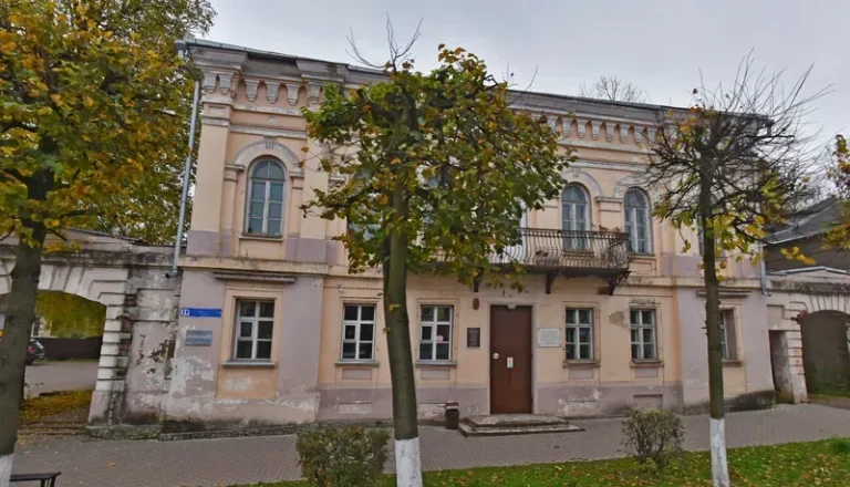 Здание средней школы №3 в Ржеве.