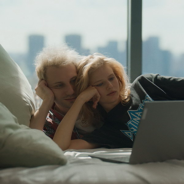     Саша Бортич и Гоша Токаев строят любовь из антипатии в трейлере фильма «Счастлив, когда ты нет»