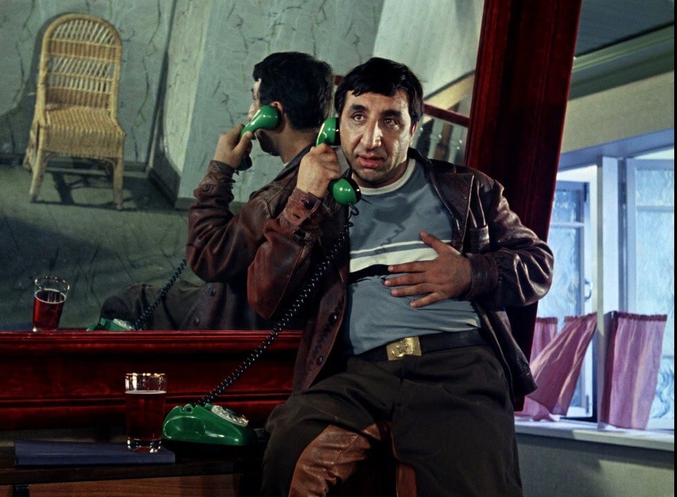   Фрунзик Мкртчян, кадр из фильма «Кавказская пленница, или Новые приключения Шурика». Источник фото: nashe.ru.