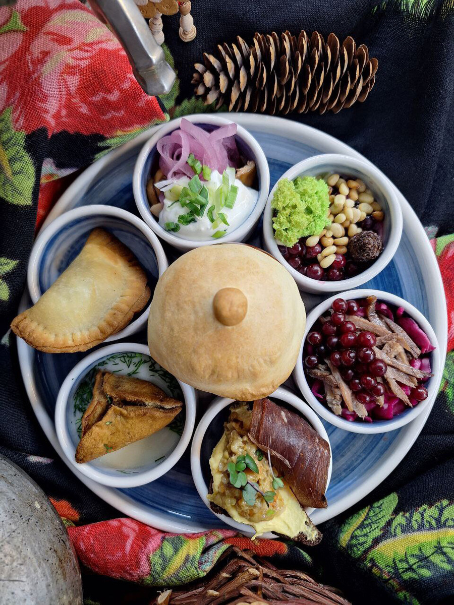 Чтобы основательно познакомиться с национальной кухней, возьмите сет «Дегустация по коми-пермяцки»: вам принесут закуску, салат, кундюм, посикунчик с листиками, мочёную бруснику с кедровыми орехами, горшочек с картофелем и олениной и грибы со сметаной. Фото: «Чöскыт керку»