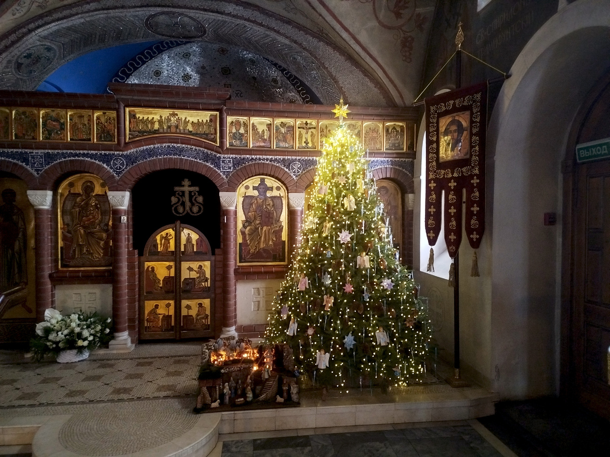 Наряженная ёлка в церкви иконы Божией Матери "Знамение" в усадьбе Знаменское-Губайлово. Красногорск, Московская область. Фото автора статьи 