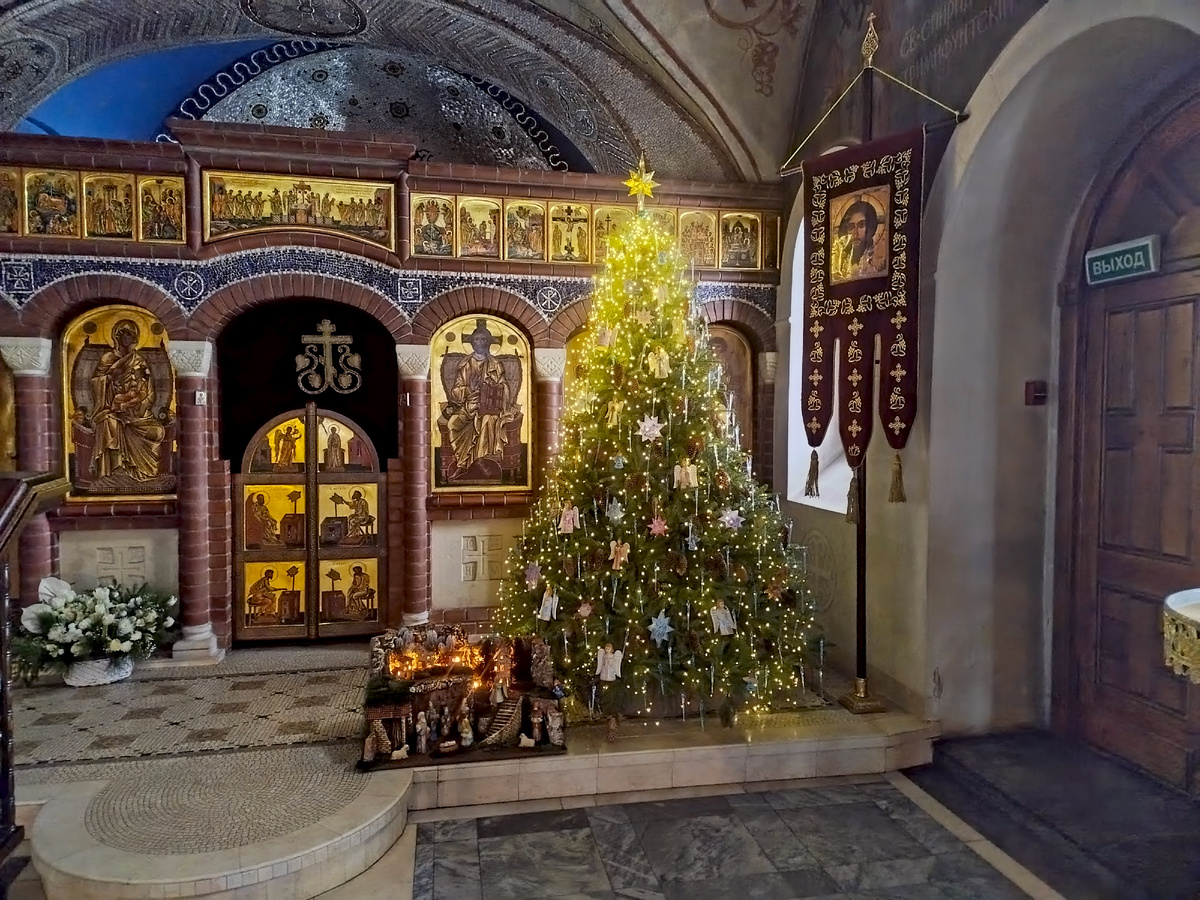 Наряженная ёлка в церкви иконы Божией Матери "Знамение" в усадьбе Знаменское-Губайлово. Красногорск, Московская область. Фото автора статьи (ещё 1 фото, листайте галерею)