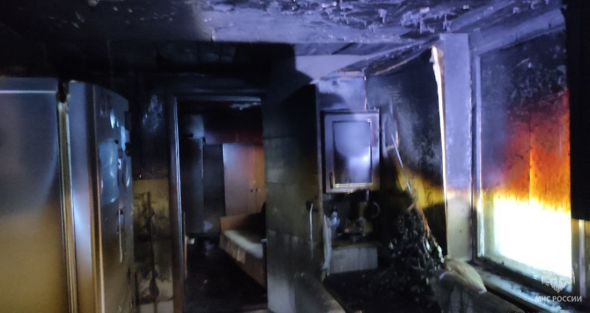    Для тушения возгорания на месте работали 14 сотрудников МЧС