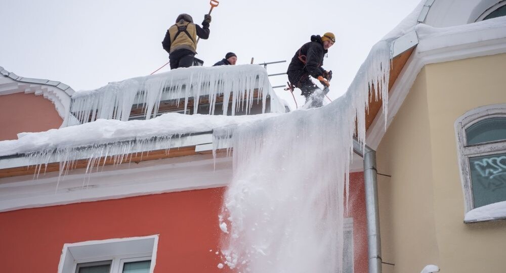 Тысячи крыш очистили в Кирове от снега и льда за последние дни