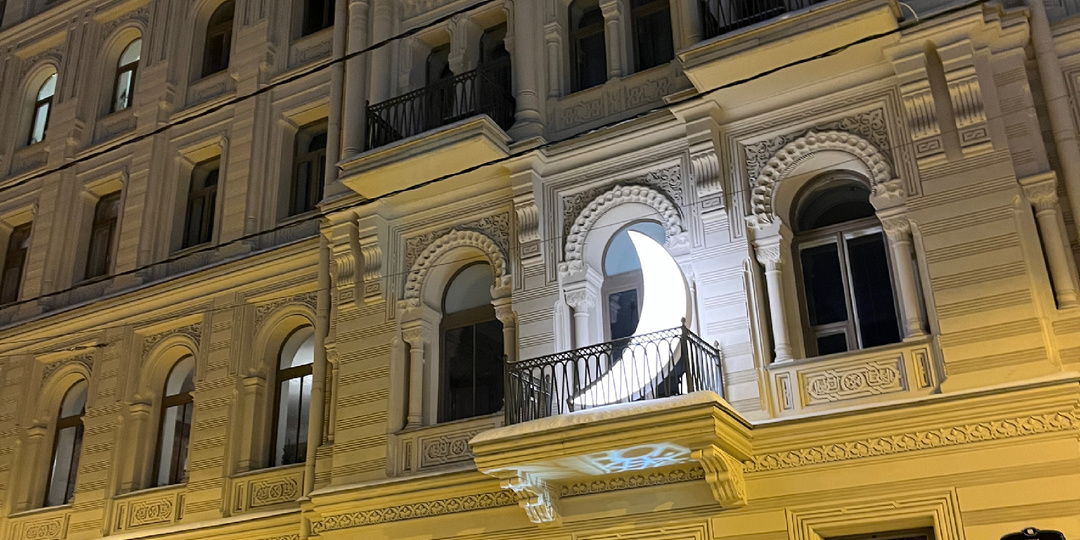 Месяц на Доме Мурузи / СПб